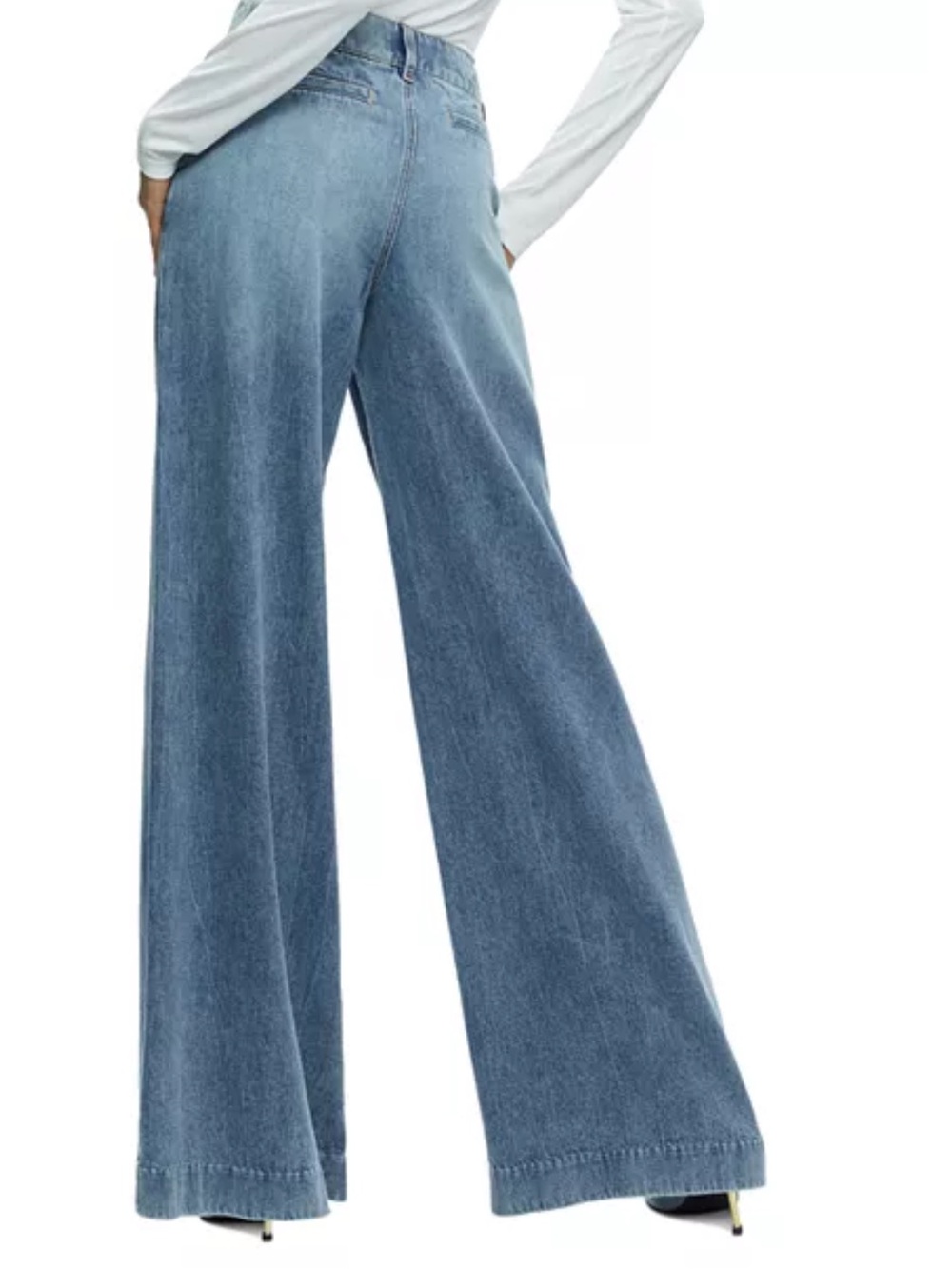 Alice and Olivia
Eric Low Rise Wide Leg Jeans in Sadie Light Vintage Blue - Picture 3 of 14